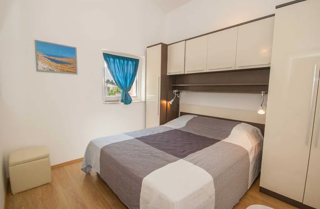 Pet-Friendly Apartment in Baška with Parking