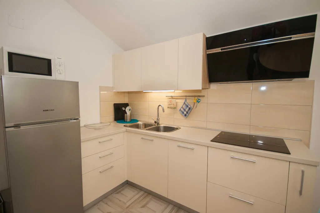 Pet-Friendly Apartment in Baška with Parking