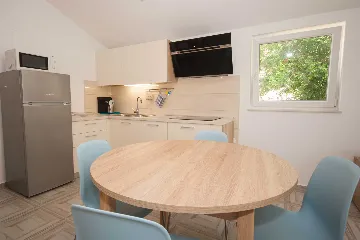 Pet-Friendly Apartment in Baška with Parking