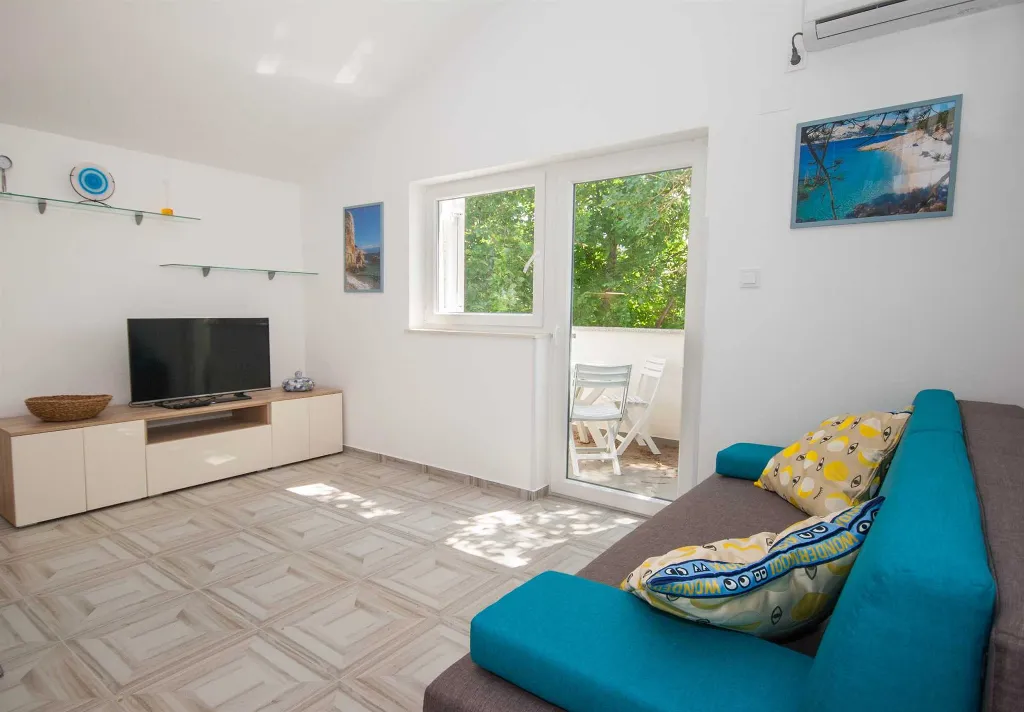Pet-Friendly Apartment in Baška with Parking