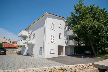 Pet-Friendly Apartment in Baška with Parking