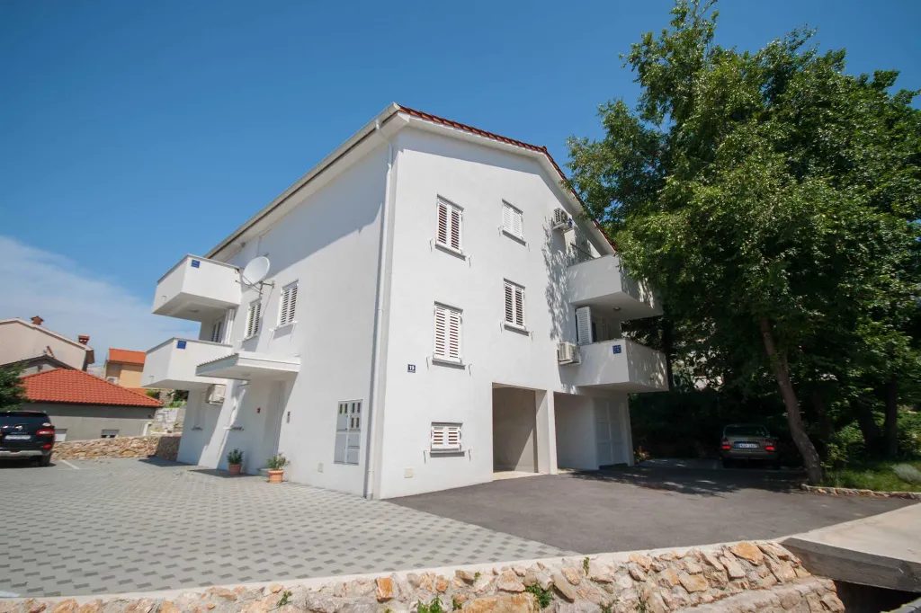 Pet-Friendly Apartment in Baška with Parking