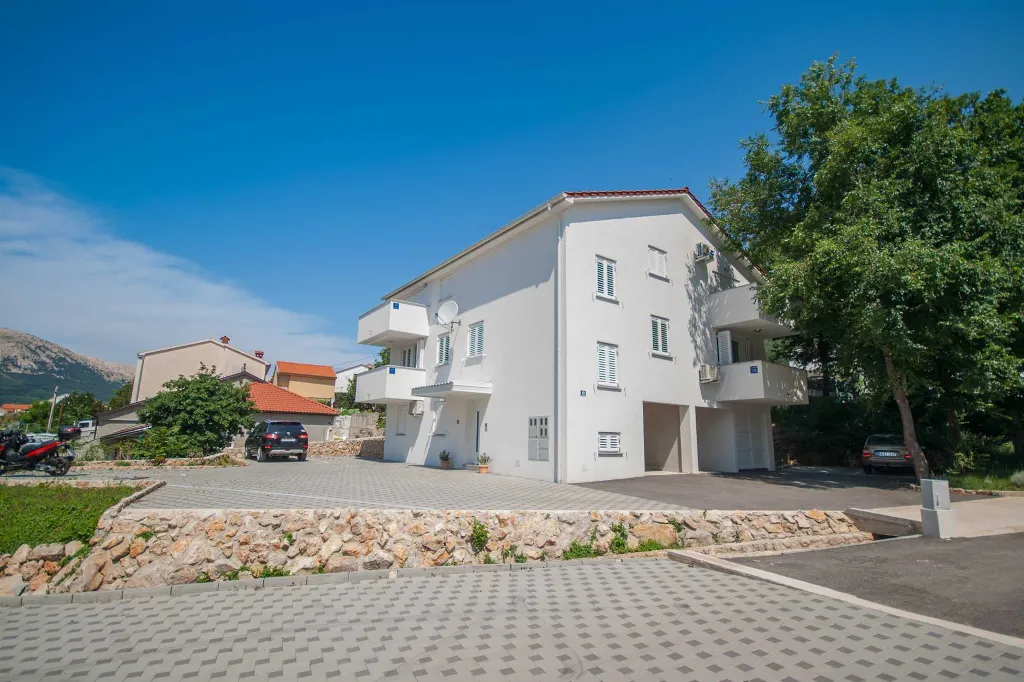 Pet-Friendly Apartment in Baška with Parking