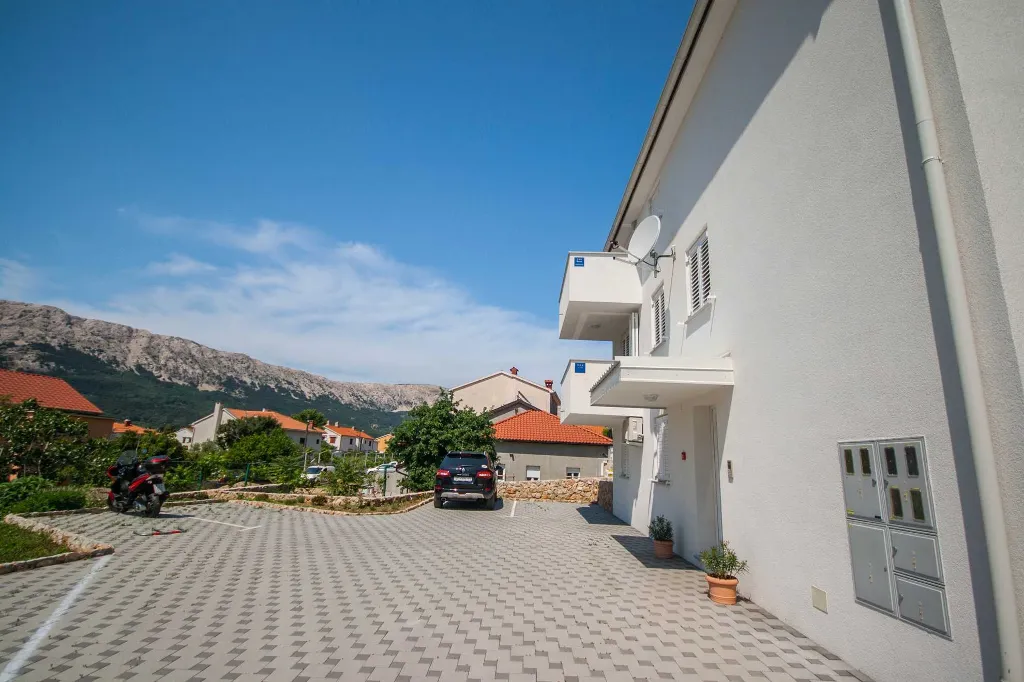 Pet-Friendly Apartment in Baška with Parking