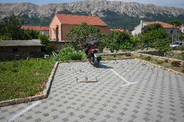 Pet-Friendly Apartment in Baška with Parking