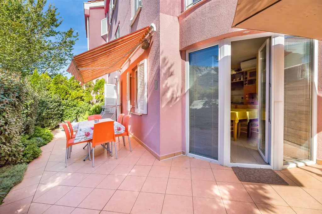 Two-Bedroom Apartment with Terrace in Baška