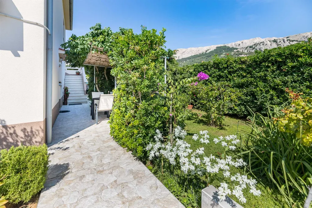 Baška Apartment with Pool for up to 4 Guests