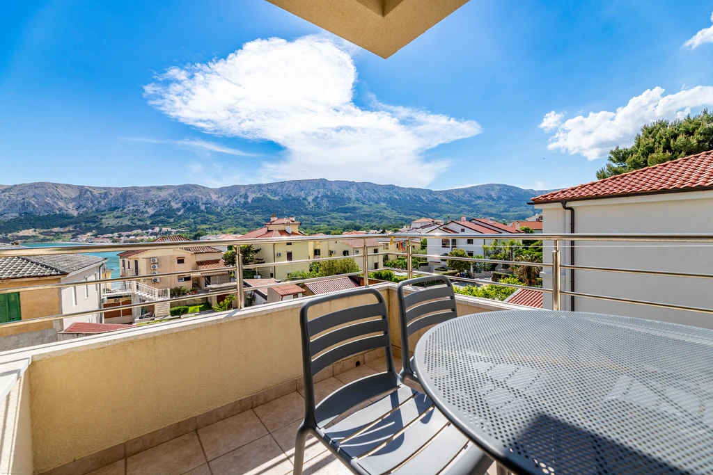 Apartment for Up to 5 with Balcony in Baška