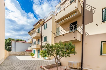 Apartment for Up to 5 with Balcony in Baška