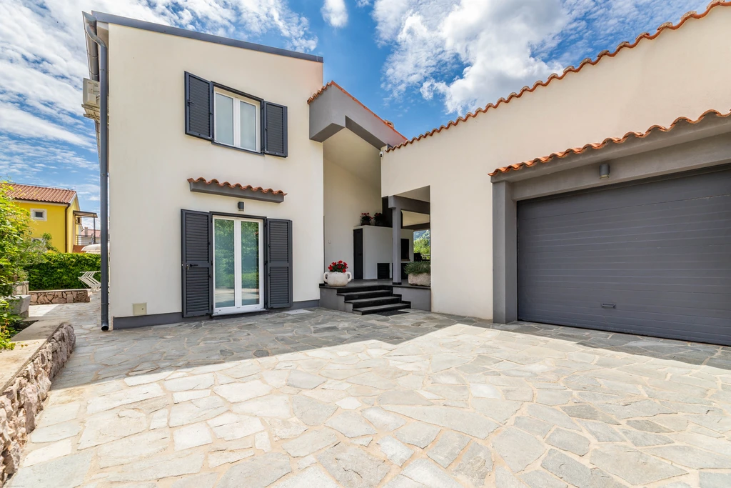 3-Bedroom Villa with Private Pool in Jurandvor