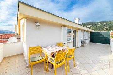 Baška 2-Bedroom Apartment with Terrace & Parking