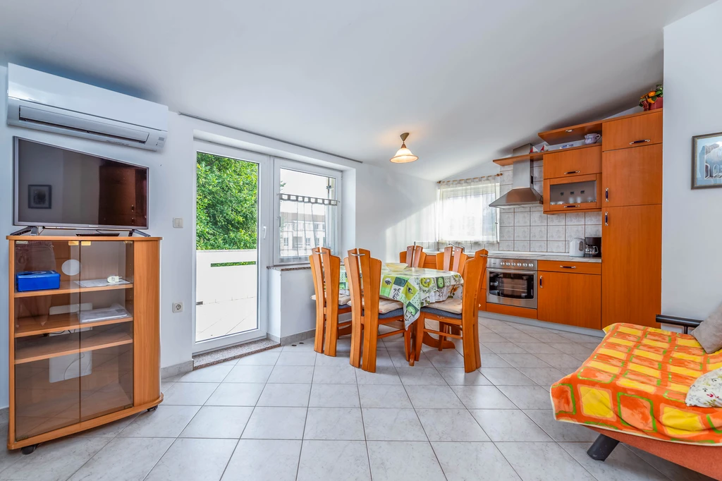 Baška 2-Bedroom Apartment with Terrace & Parking