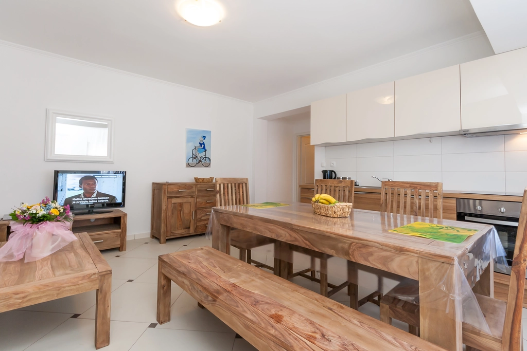Baška Apartment for 4–5 Guests with Balcony & Parking