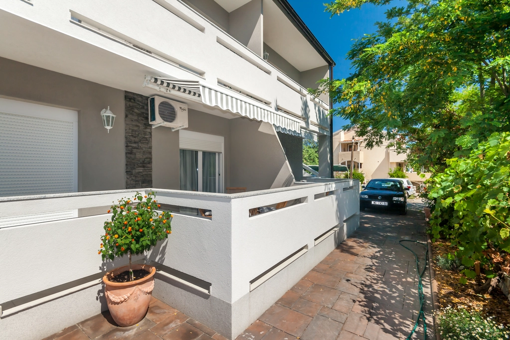 Baška Apartment for 4–5 Guests with Balcony & Parking