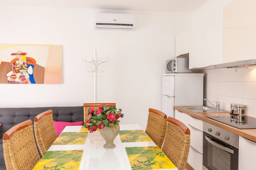 2-Bedroom Apartment in Baška for 4–5 Guests