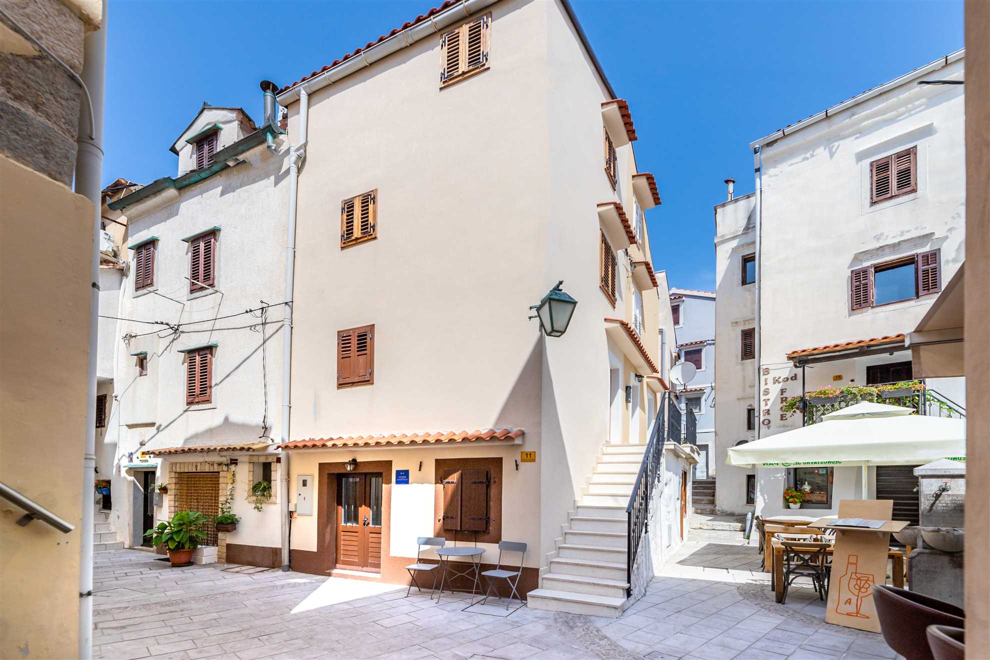 Cecilia Apartment – Historic Centre, Steps from the Sea