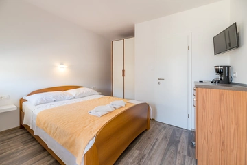 Room for 2 with Private Bathroom and Terrace in Baška