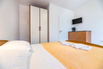 Room for 2 with Private Bathroom and Terrace in Baška