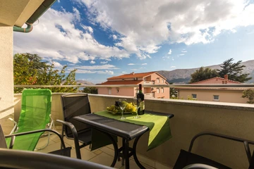 Baška Studio Apartment with Sea-View Balcony & Parking