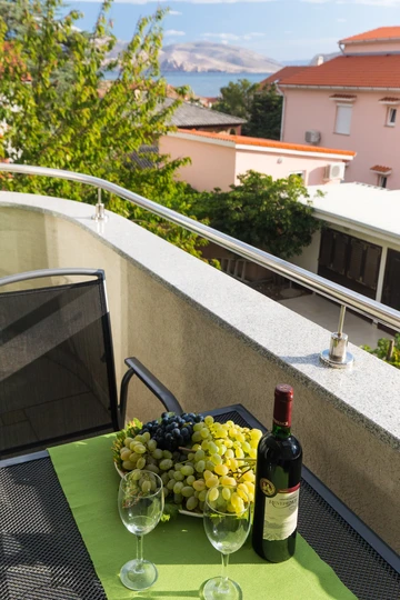 Baška Studio Apartment with Sea-View Balcony & Parking