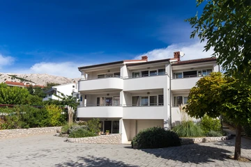 Baška Studio Apartment with Sea-View Balcony & Parking