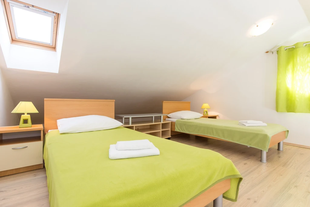 Baška Studio Apartment with Sea-View Balcony & Parking