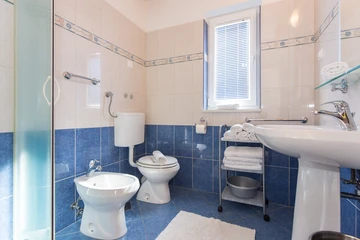 Baška Studio Apartment with Sea-View Balcony & Parking