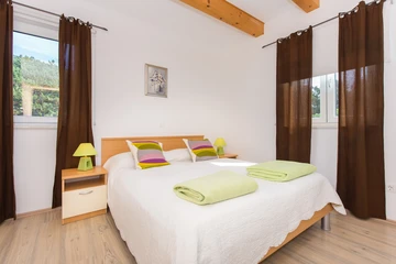 Baška Studio Apartment with Sea-View Balcony & Parking