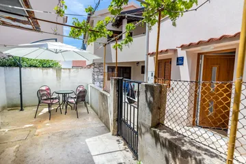 Baška Apartment for 3 Guests with Terrace and Parking