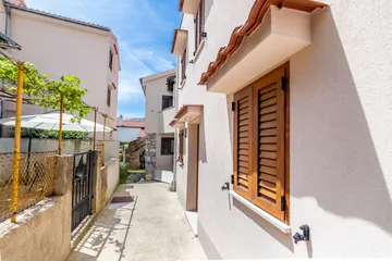 Baška Apartment for 3 Guests with Terrace and Parking