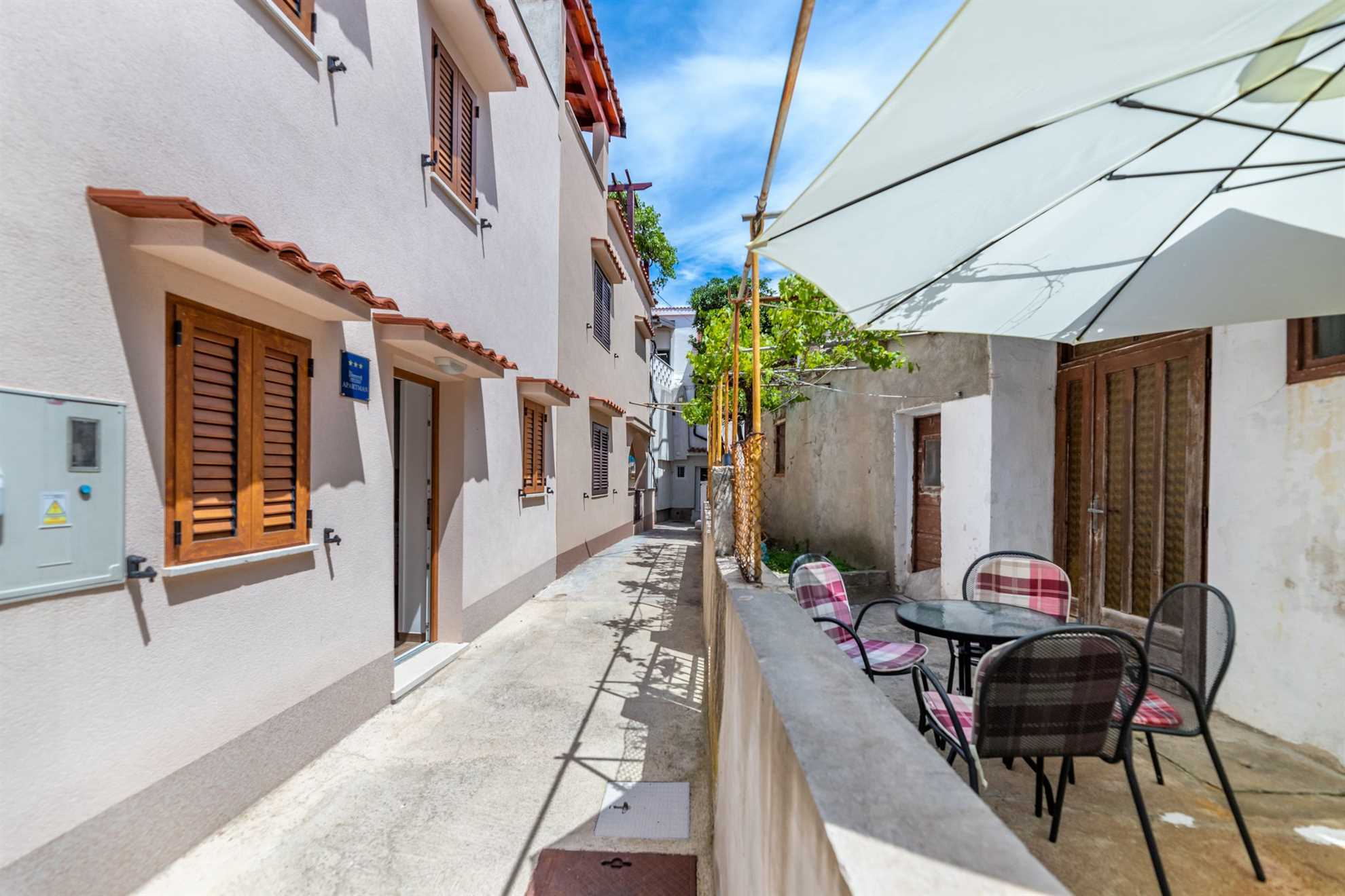 Evelin - Chic Couples Retreat: 1-Bedroom, 2-Bathroom Apartment with Parking, Terrace, Baska Oldtown