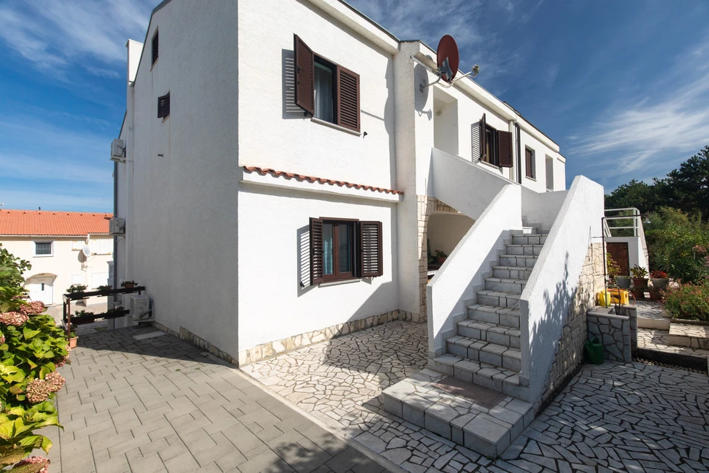Baška Apartment for 3 Guests with Private Parking