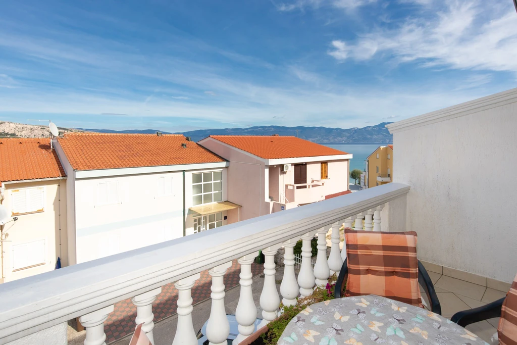 Baška Apartment for 3 Guests with Private Parking