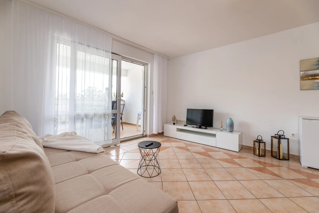 Baška Apartment for 2-4 Guests with Terrace