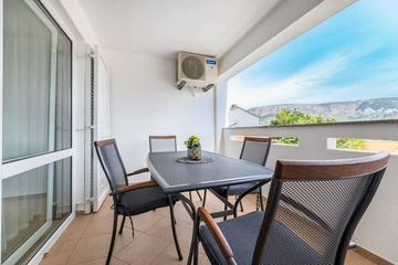 Baška Apartment for 2-4 Guests with Terrace