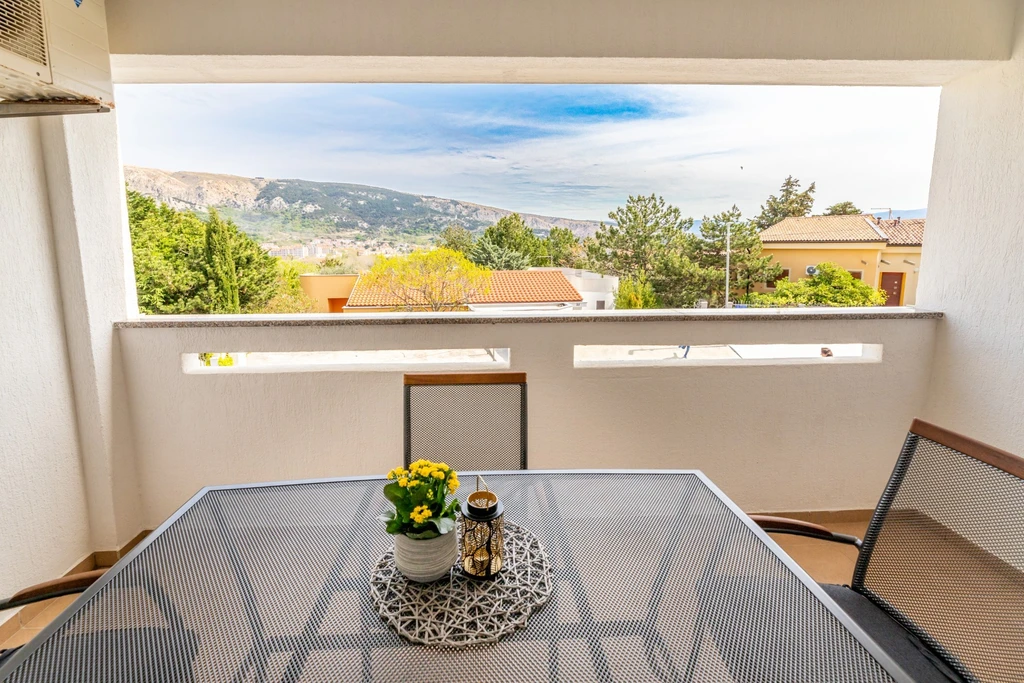 Baška Apartment for 2-4 Guests with Terrace