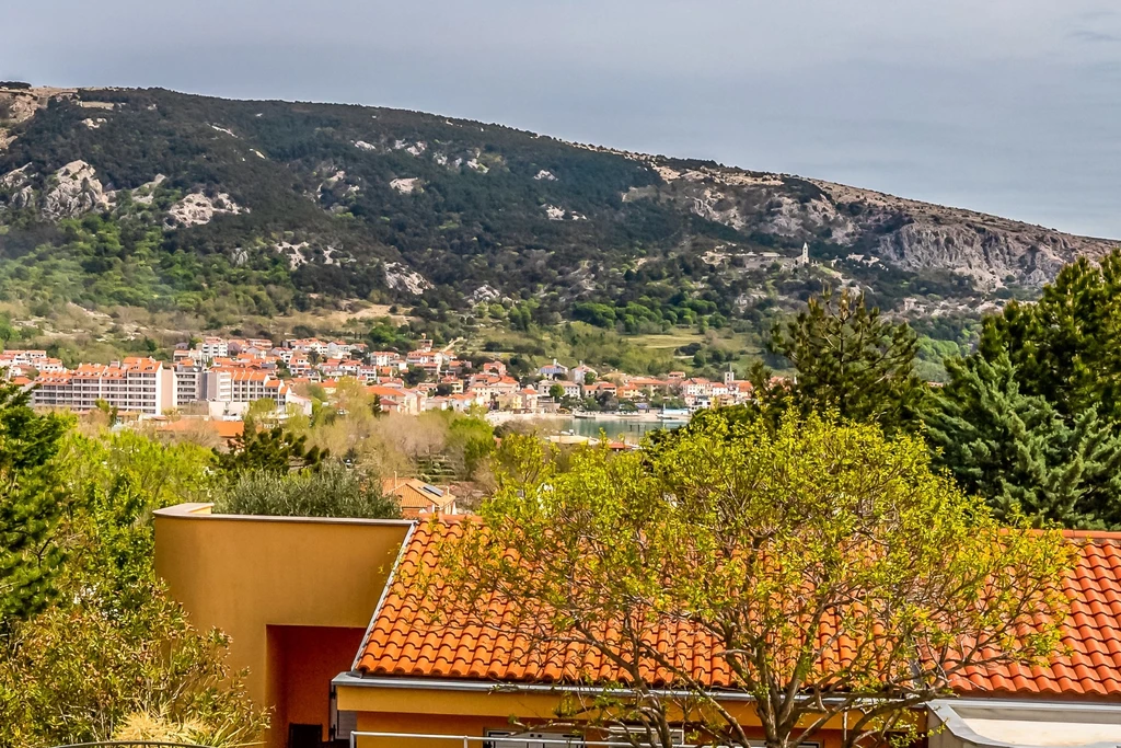 Baška Apartment for 2-4 Guests with Terrace