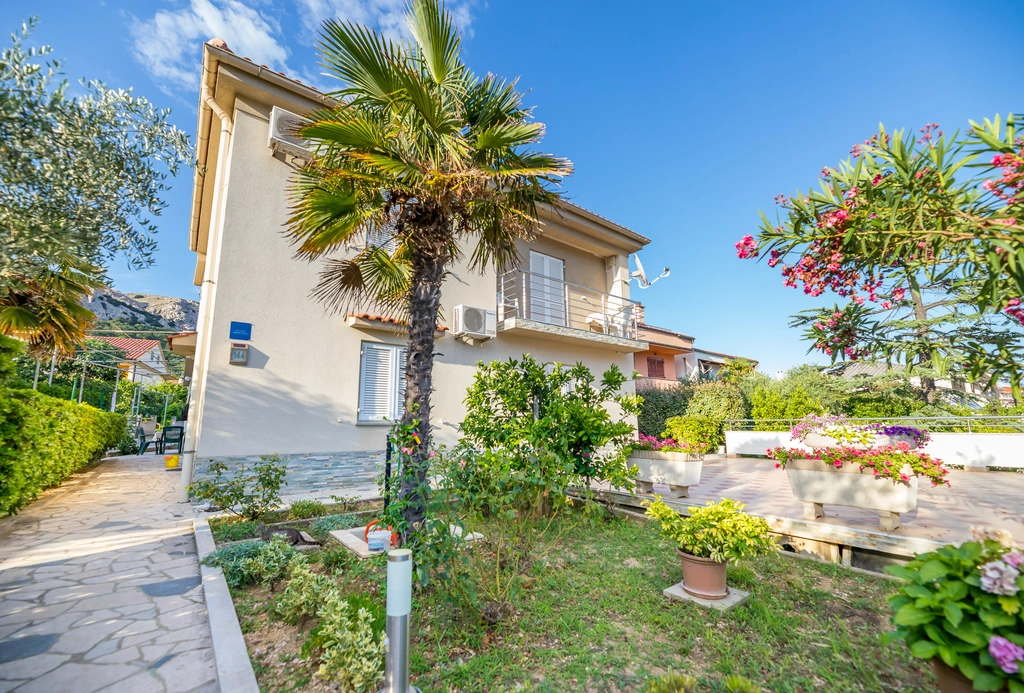 Balcony Apartment for 3 Guests in Baška