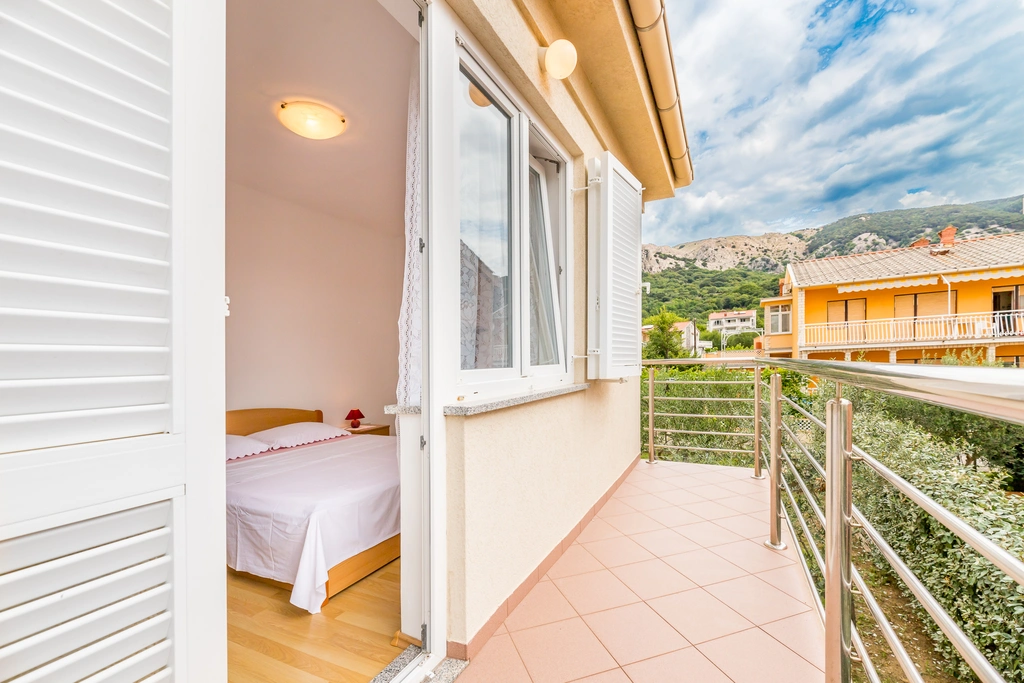 Balcony Apartment for 3 Guests in Baška