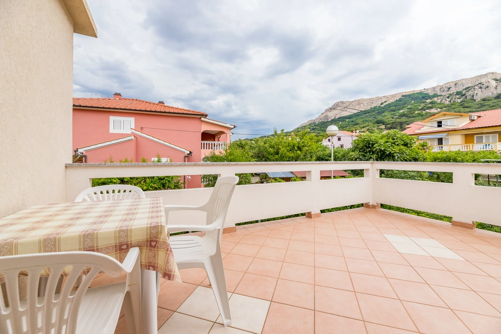 Balcony Apartment for 3 Guests in Baška
