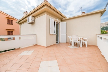 Balcony Apartment for 3 Guests in Baška