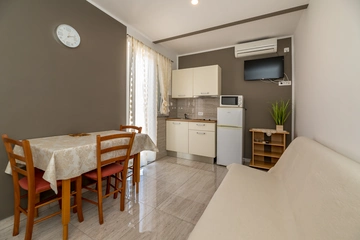 Balcony Apartment for 3 Guests in Baška