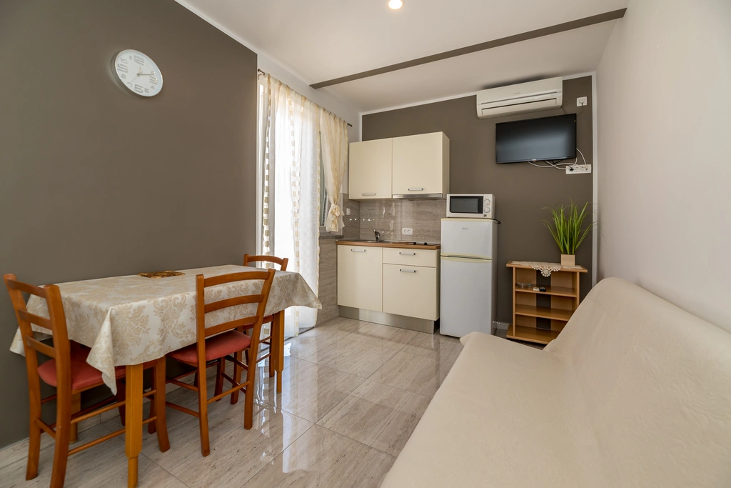 Balcony Apartment for 3 Guests in Baška