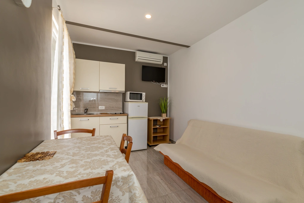 Balcony Apartment for 3 Guests in Baška