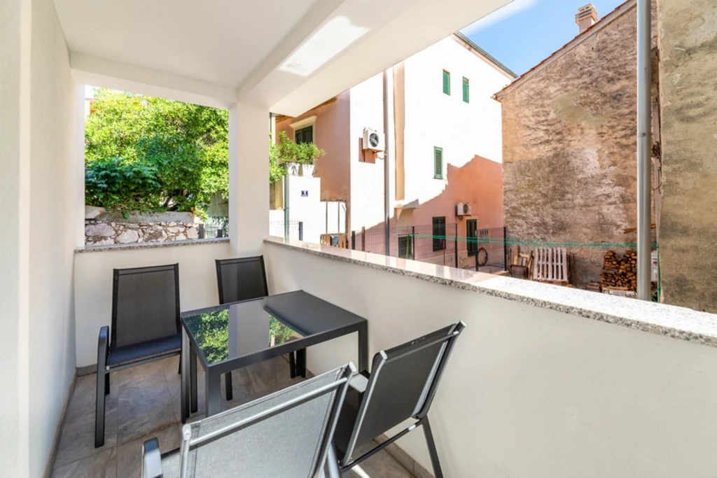 Apartment for 4 Guests in Baška Old Town