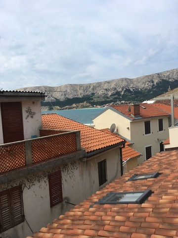 Baška Old Town Apartment for 2 Guests with Parking