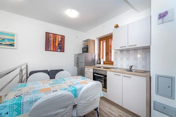 Two-Storey Apartment for 4 Guests in Baška