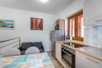 Two-Storey Apartment for 4 Guests in Baška
