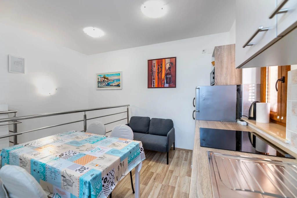 Two-Storey Apartment for 4 Guests in Baška