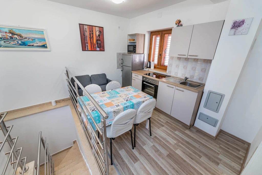 Two-Storey Apartment for 4 Guests in Baška